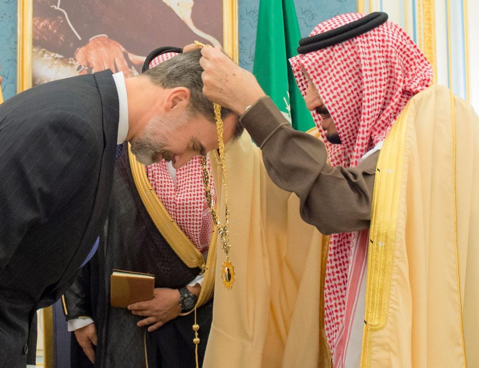 El rey saudí, Salmán bin Abdulaziz, condecora al Rey de España, Felipe VI.