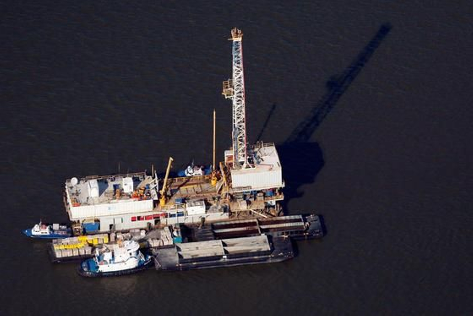 El petróleo vertido en el Golfo de México por una plataforma petrolífera amenaza las costas estadounidenses de Luisiana.

Foto: EFE