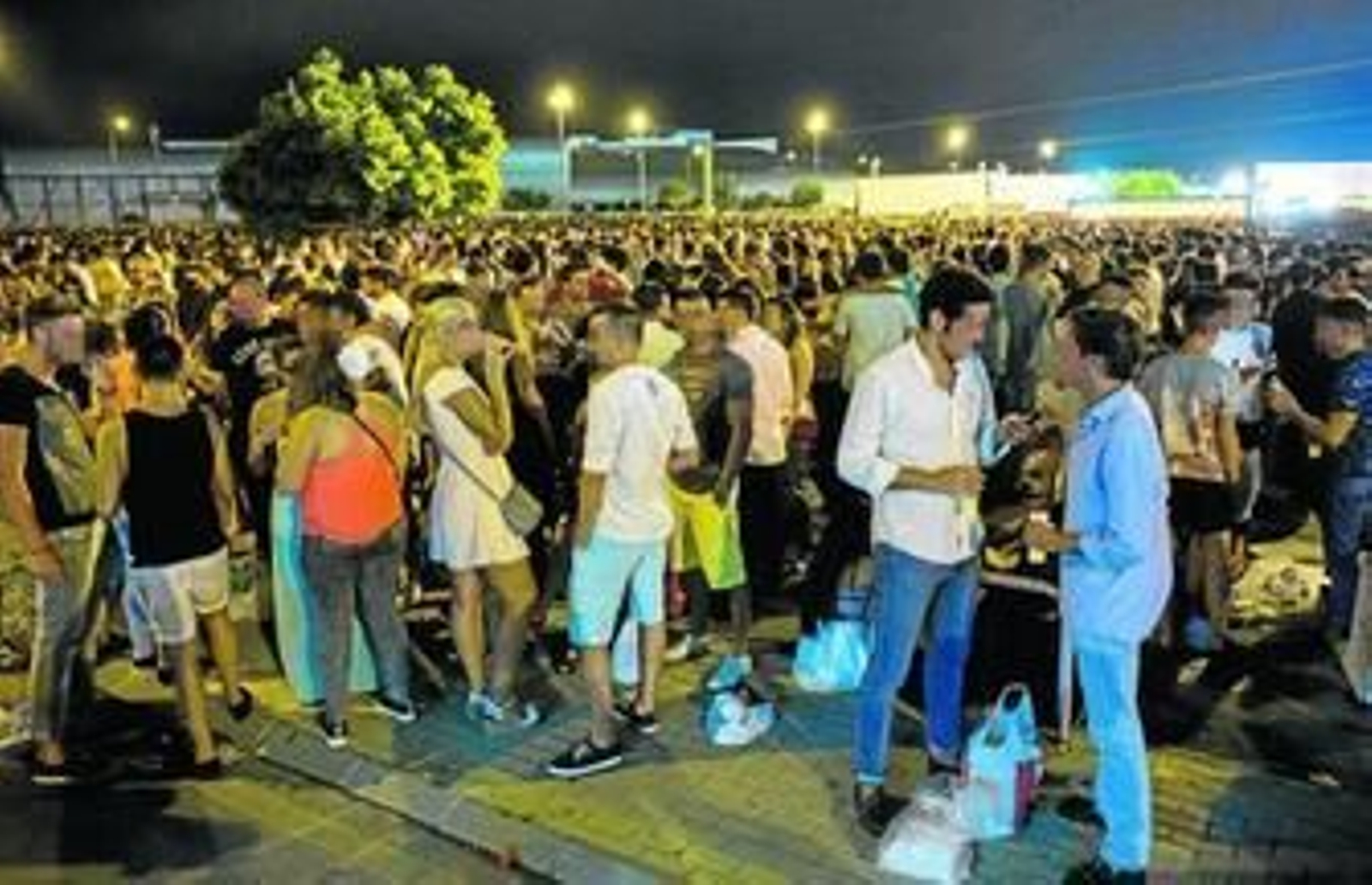 Jóvenes en el 'botellódromo' junto al Palacio de Ferias y Congresos.