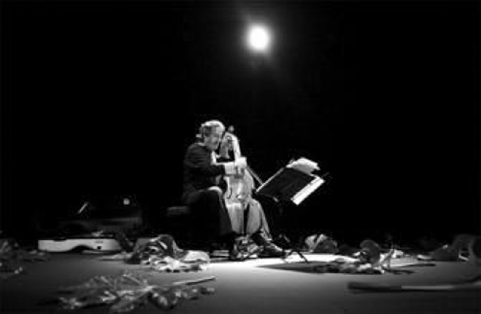 Jordi Savall y su viola de gamba, ayer sobre el escenario del auditorio del Museo Picasso Málaga, horas antes de su actuación.