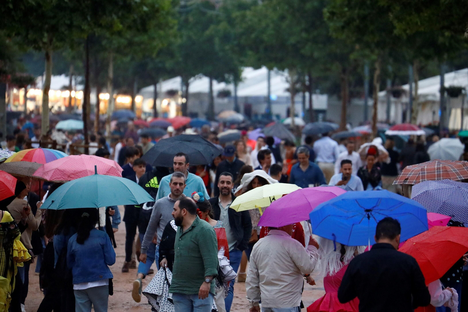 La intensa lluvia de este sábado en la Feria de Córdoba, en imágenes