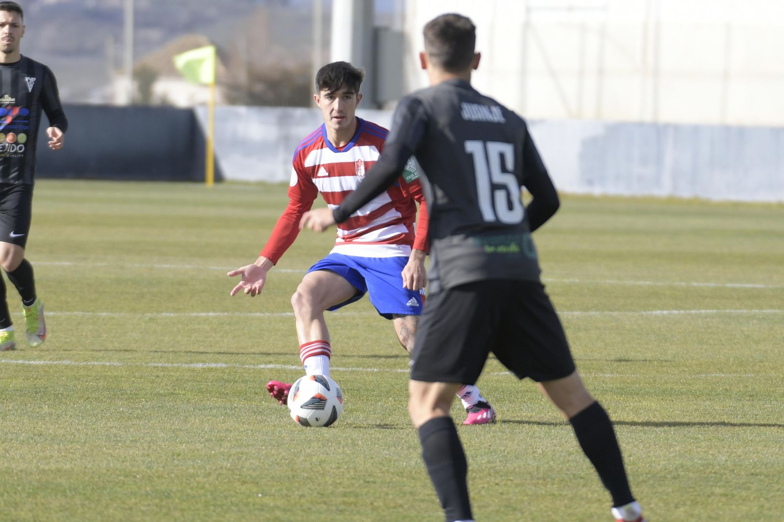 Julito pasa la pelota.