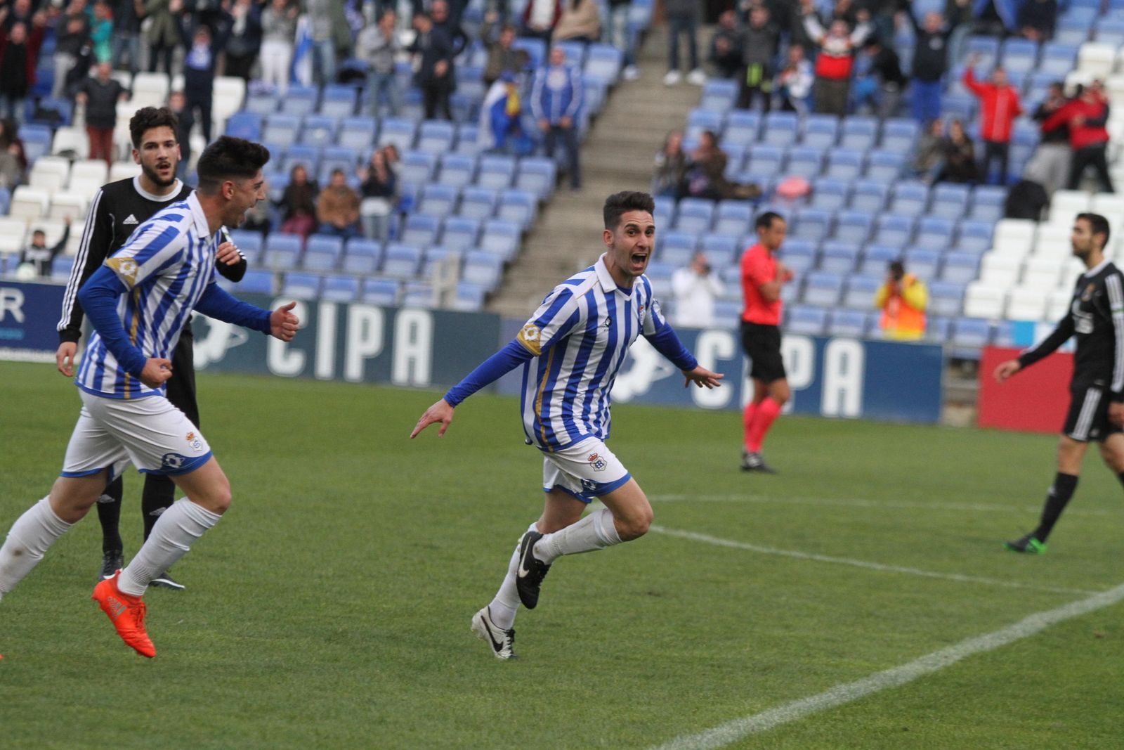 Miguelito celebra de forma efusiva el gol de la victoria recreativista perseguido por Waldo ante la mirada apesadumbrada de un jugador de la Balona.