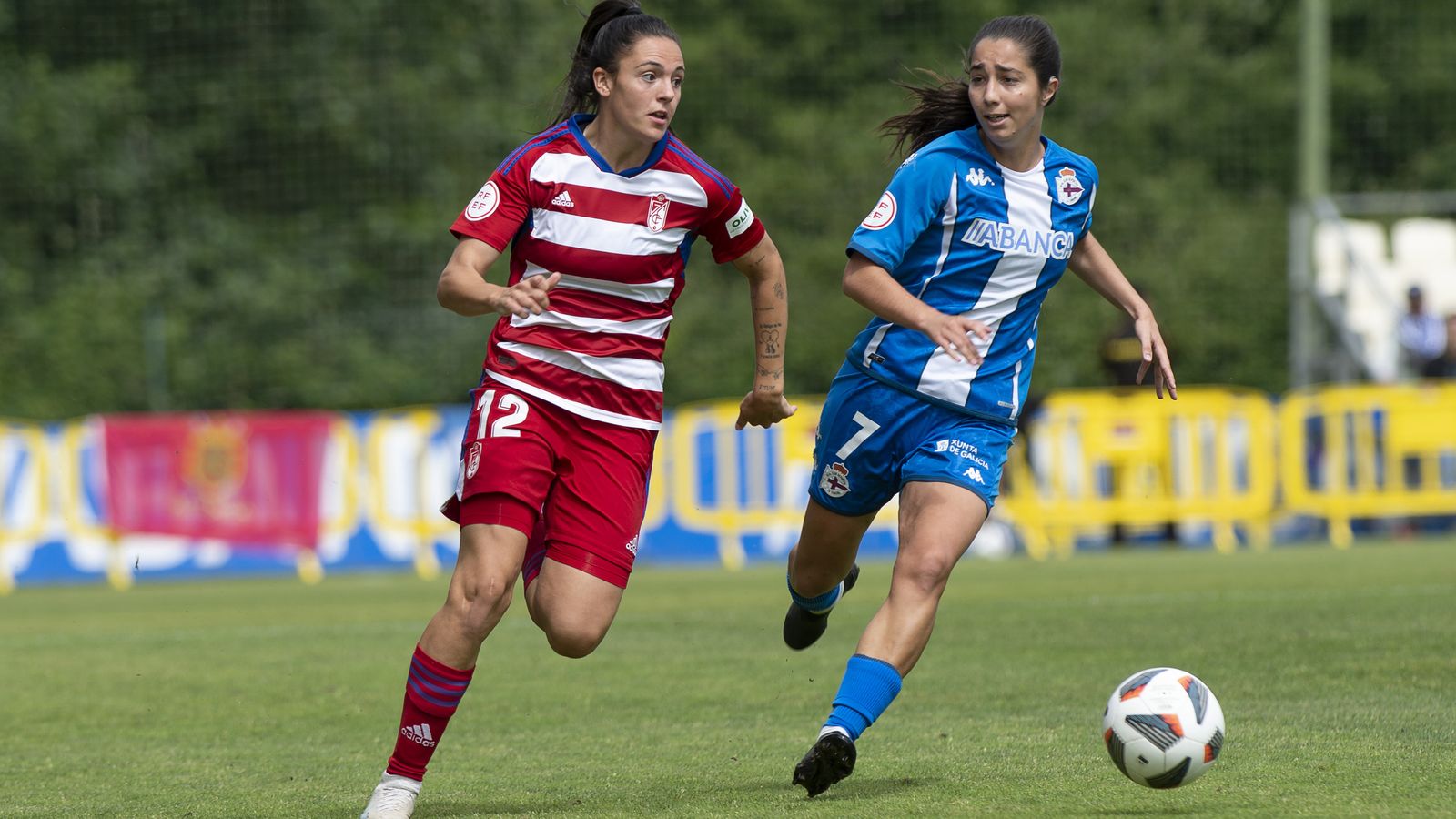 Alba Pérez conduce el cuero ante Eva Dios.