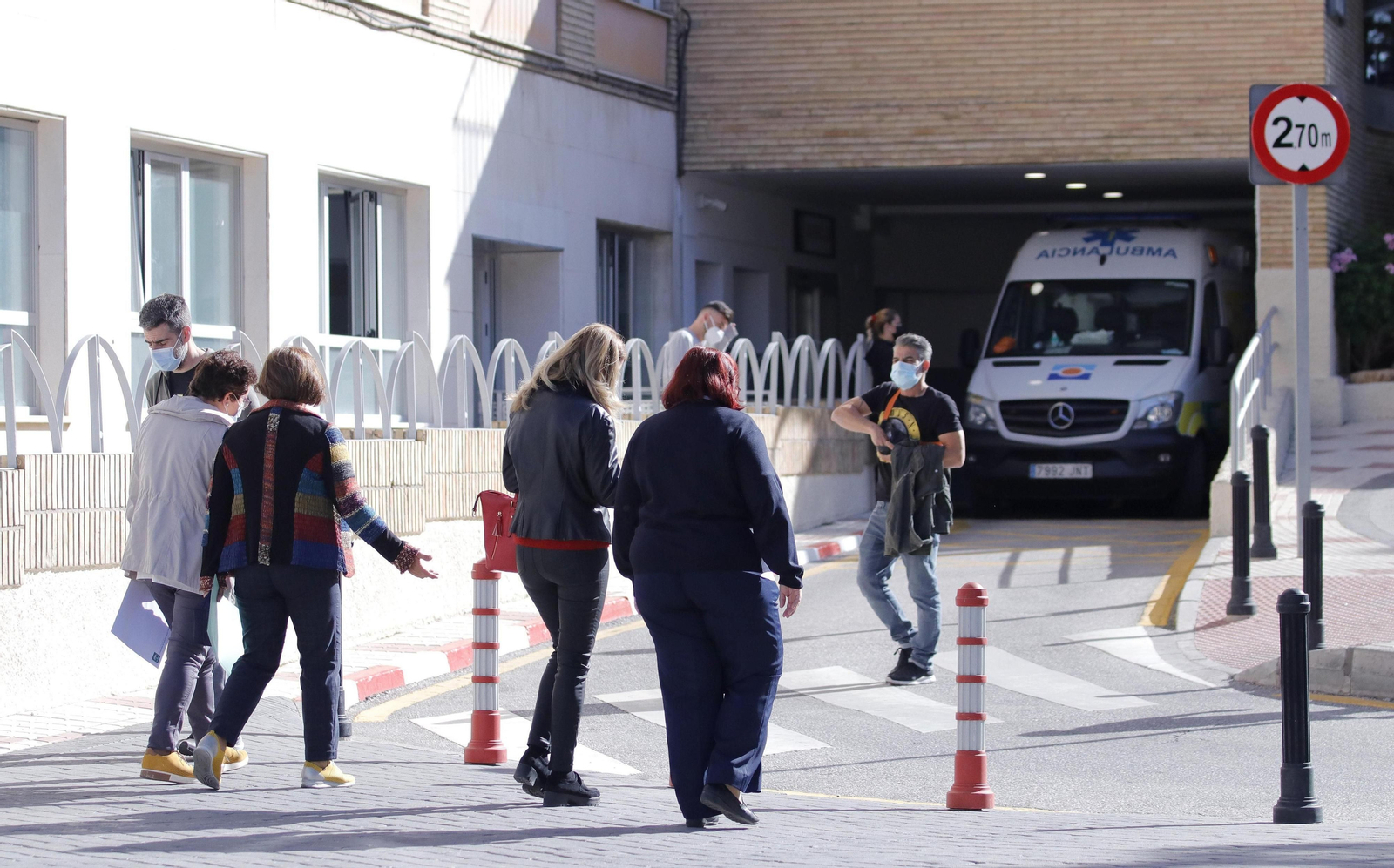 Varias personas en el entorno de las Urgencias del Hospital Regional.