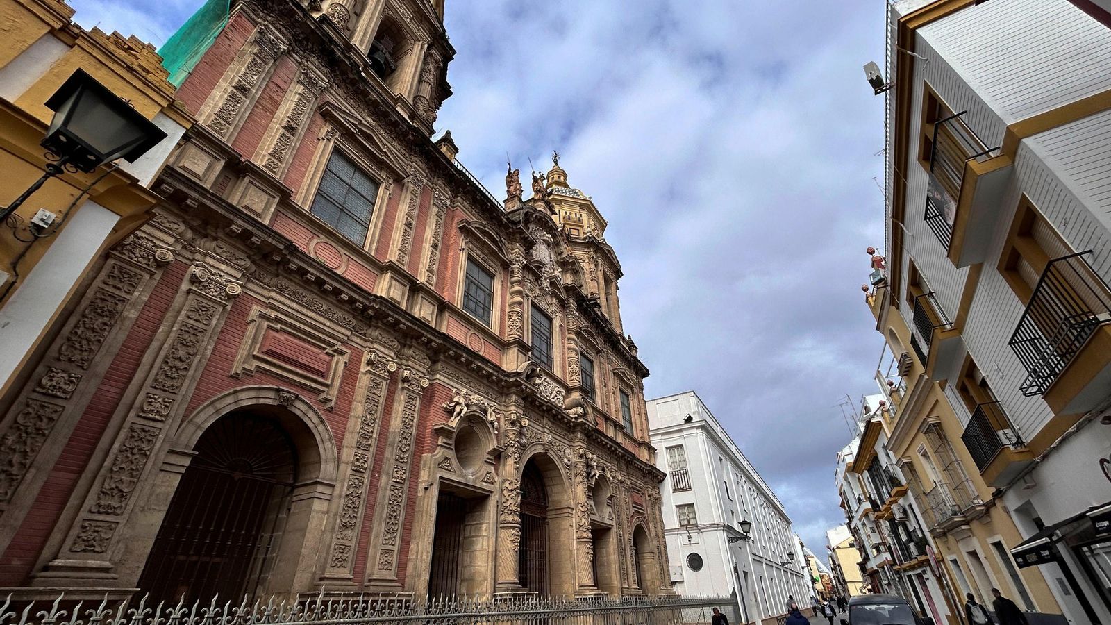 La fachada de la iglesia de San Luis de los Franceses.