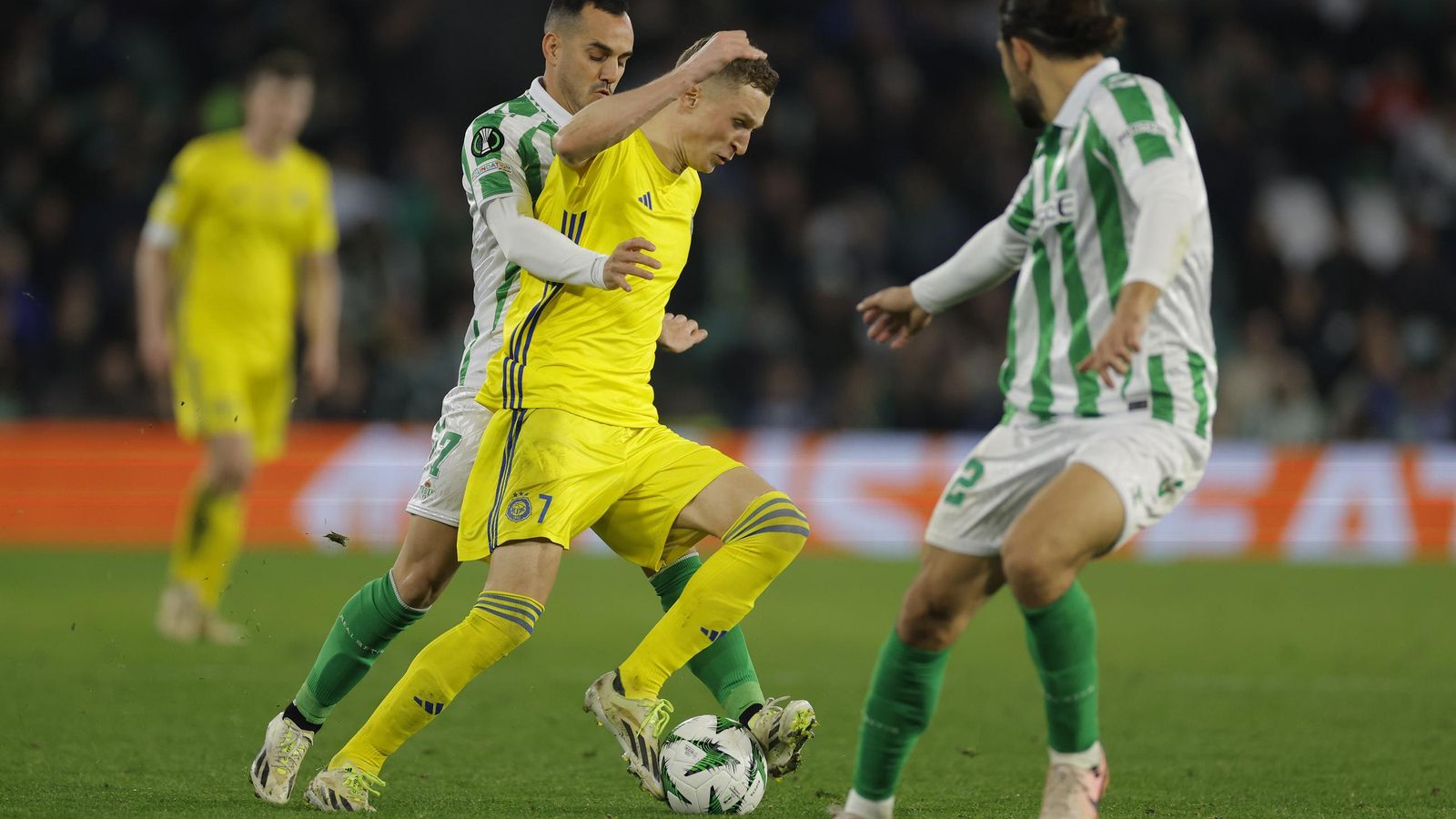 Juanmi presiona a un rival.