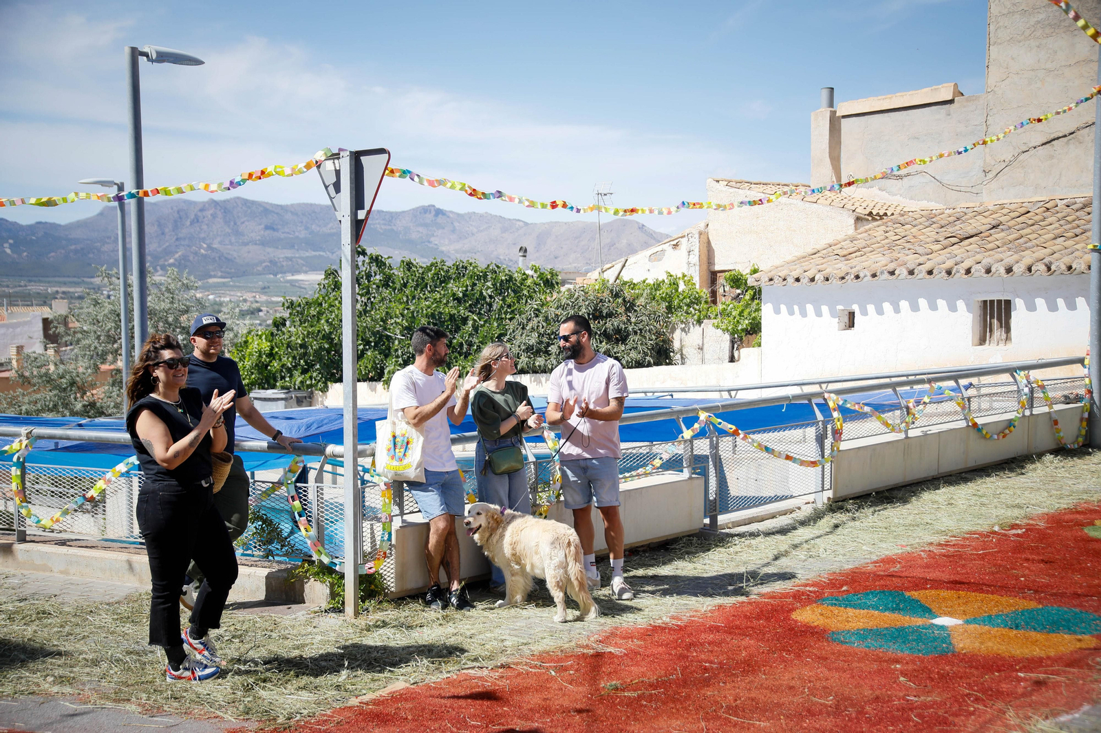 Así es la gran alfombra de serrín para que levite la Virgen de Fátima de Tíjola