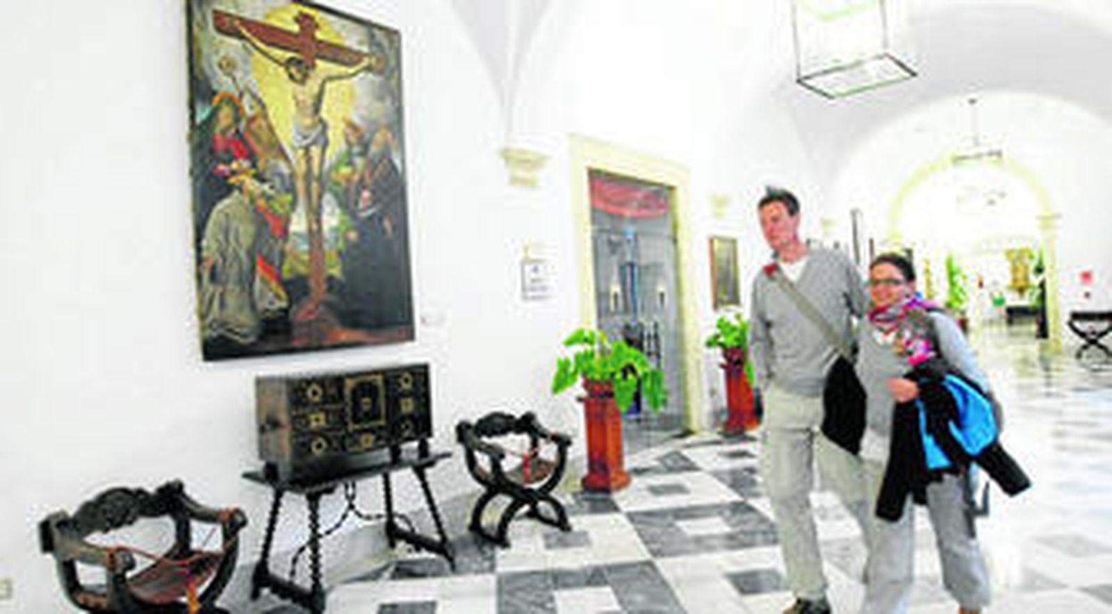 Dos turistas alemanes, ayer caminando por las dependencias del hotel Monasterio de San Miguel, en El Puerto de Santa María.