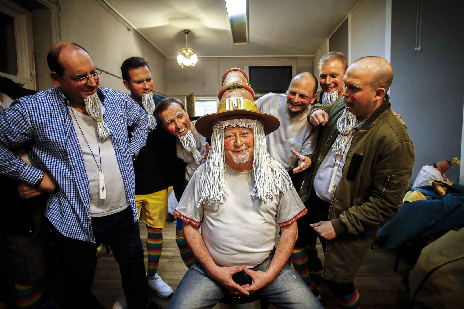 El Gran Maestre Manolo Santander, rodeado de algunos de 'Los brujos titis'.