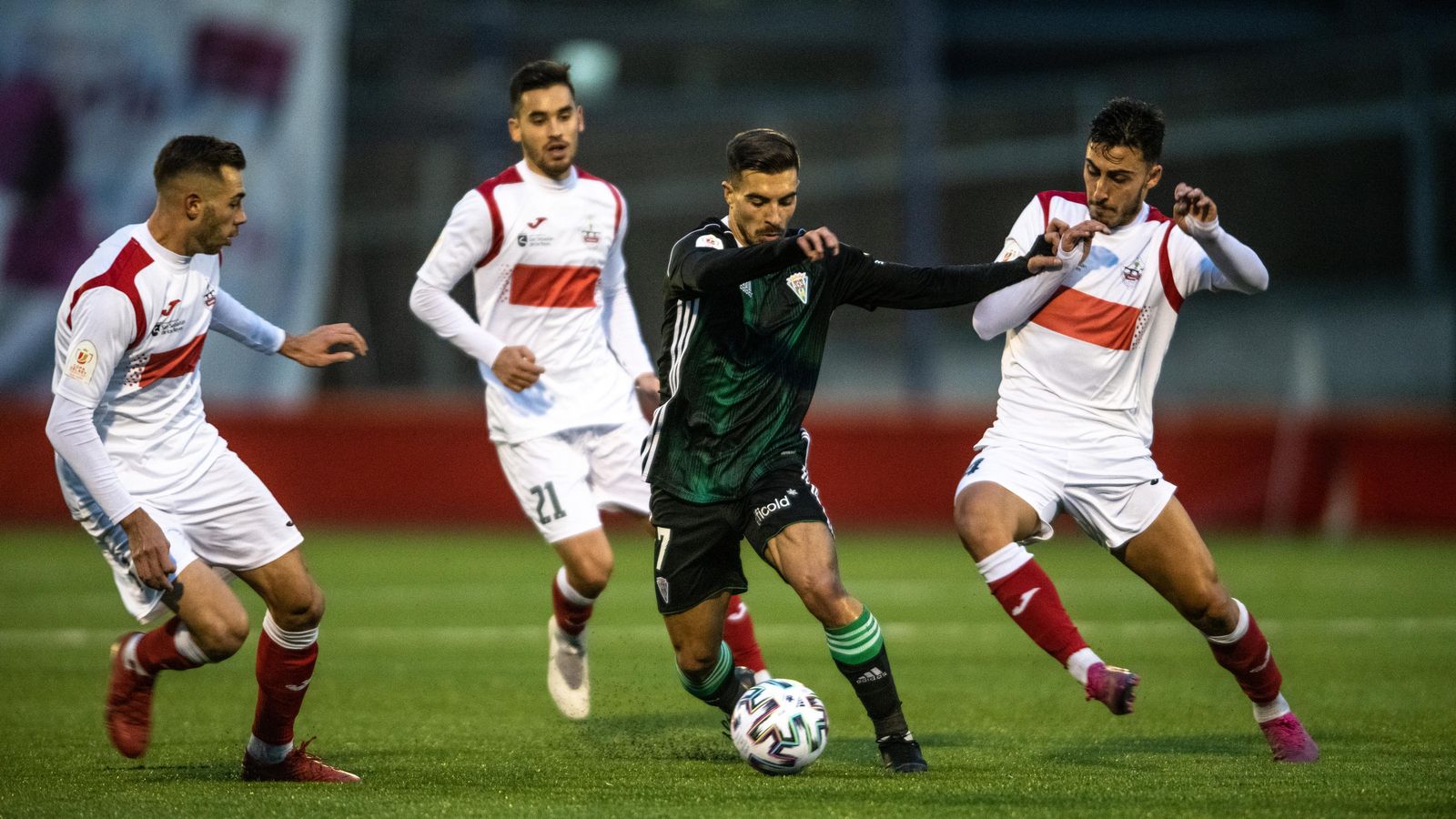 Zelu protege el balón ante la entrada de Adrián Trabazo.