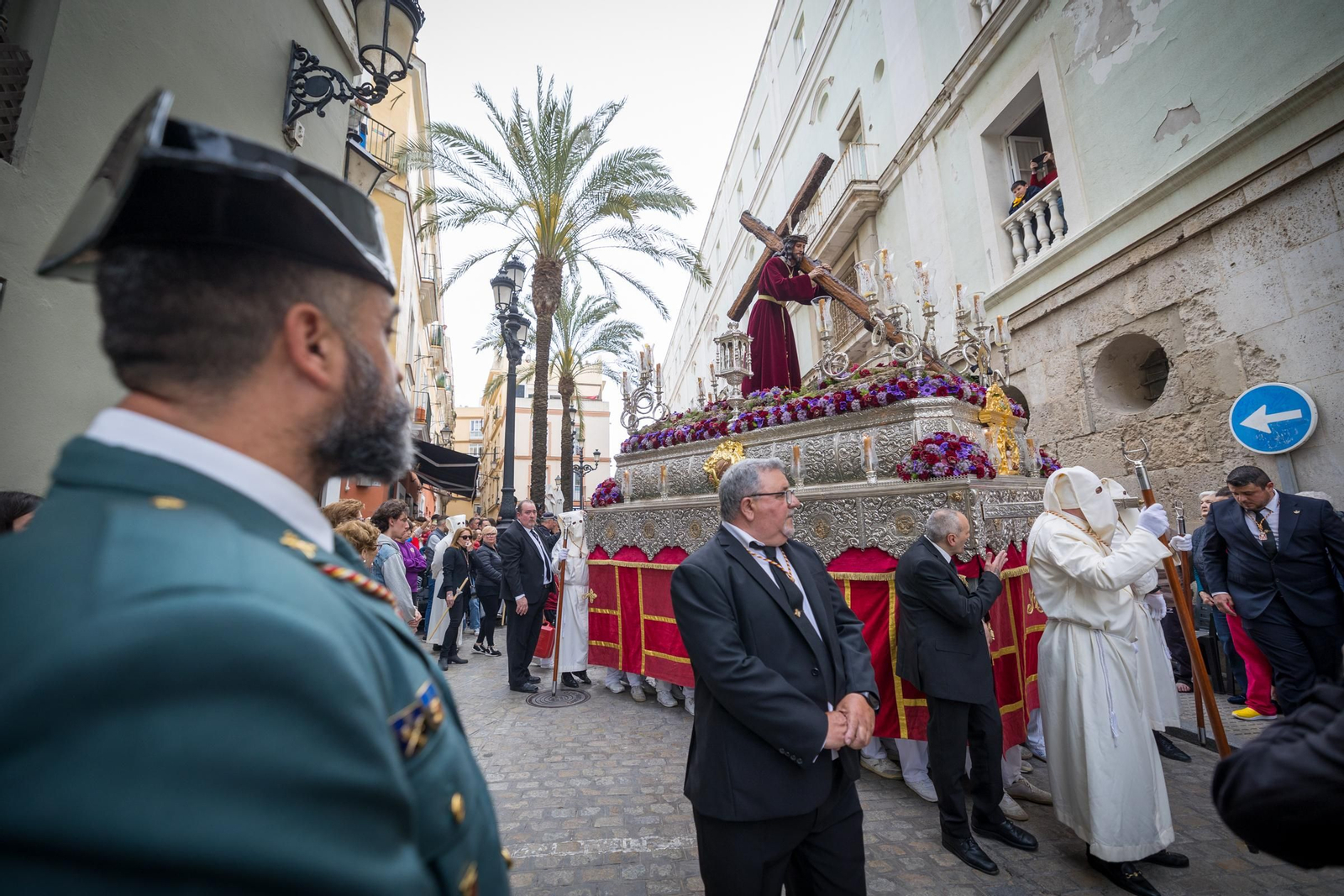 Las imágenes de la salida procesional del Nazareno de la Obediencia en la Semana Santa de Cádiz 2024