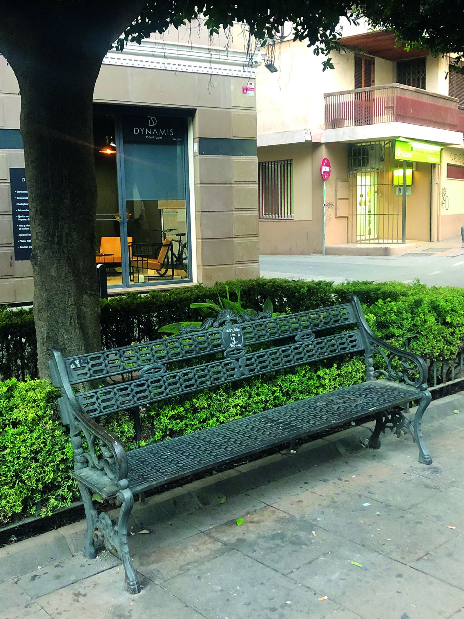 Banco de hierro plaza virgen del Mar esquina Séneca