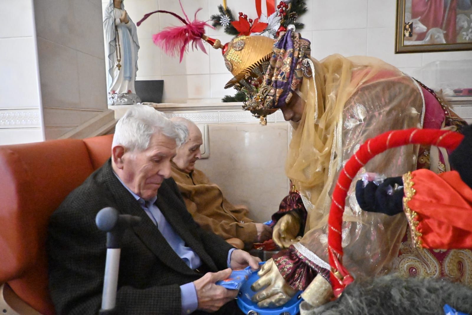 Las fotos más tiernas de la visita de los Reyes Magos a los ancianos de Huelva este 5 de enero