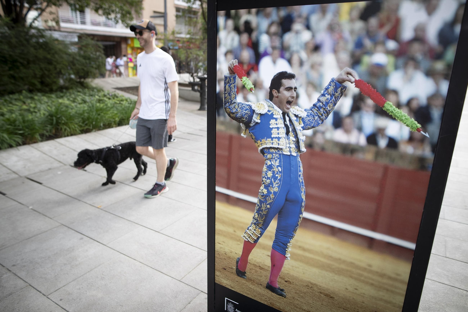 Las imágenes de la nueva exposición al aire libre que rinde homenaje a “El Fandi” en Granada