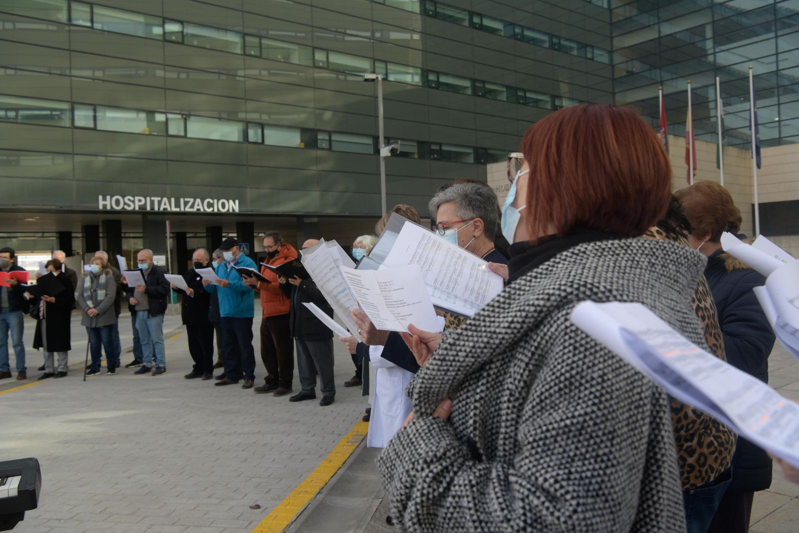 Imagen de archivo de un coro cantando en el Hospital Clínico San Cecilio de Granada