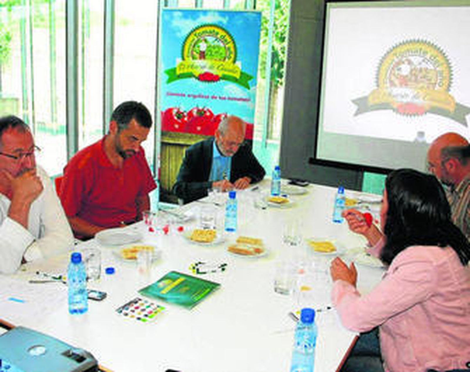 Momento de la cata final con los cinco miembros del jurado.