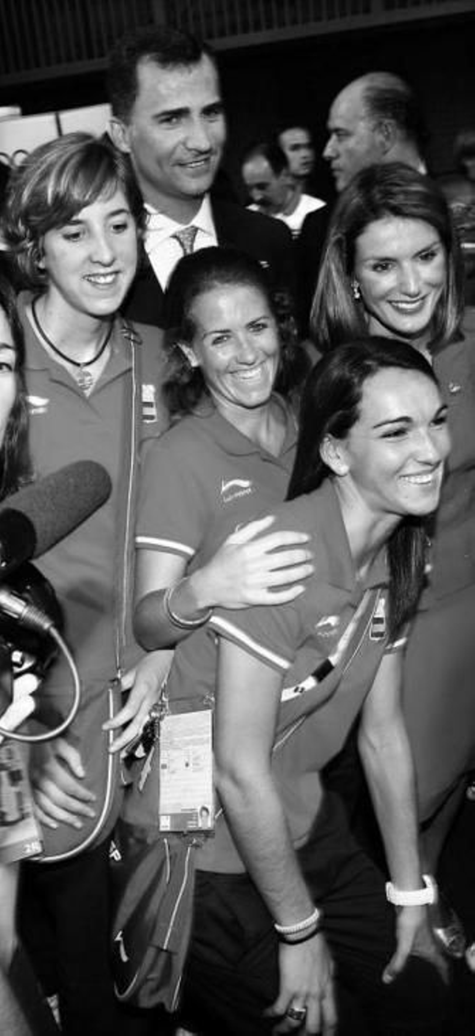 Los Príncipes posan junto a algunos deportistas españoles.