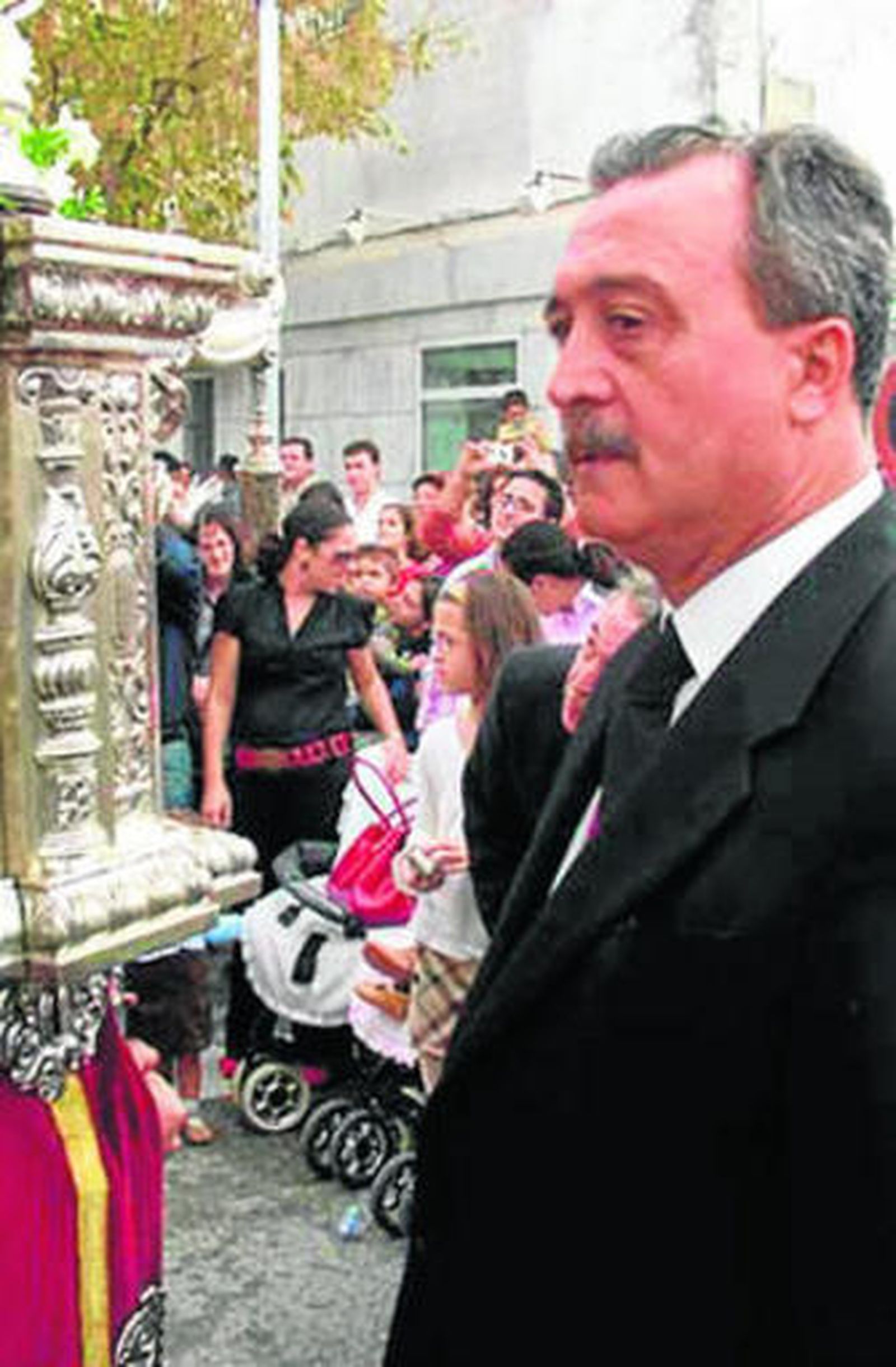 Erdozáin ante el palio de La Candelaria, imagen cedida por La Trabajadera.