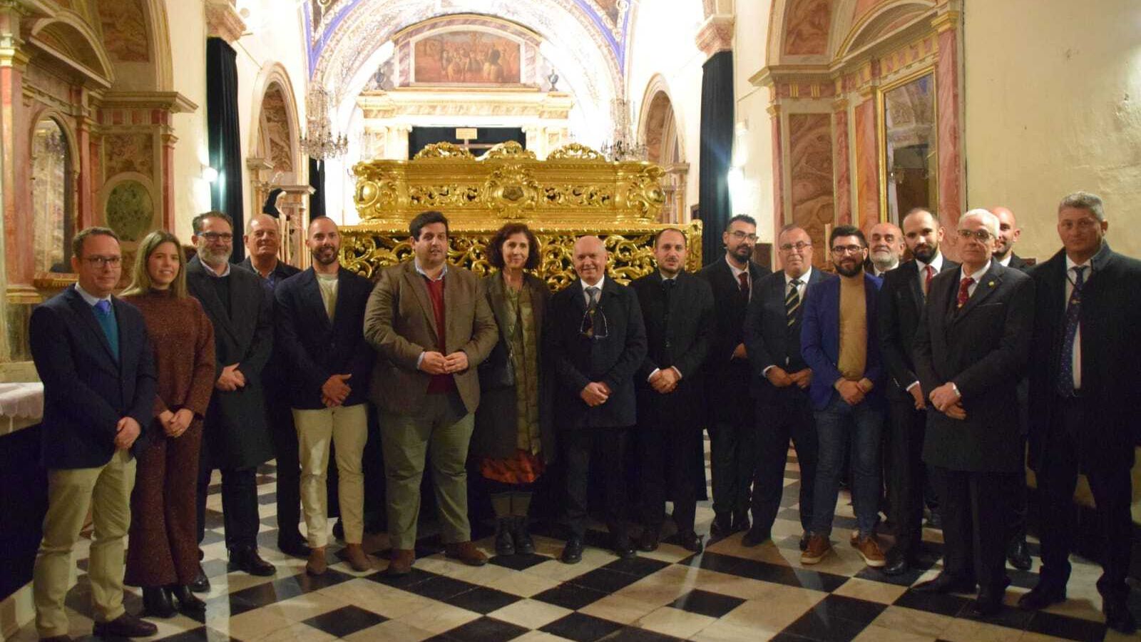 Paz Barbero (c), junto al delegado territorial de Cultura, Jorge Vázquez; el hermano mayor, Antonio Miguel Cores, demás miembros de la junta de gobierno de la Hermandad y representantes municipales.