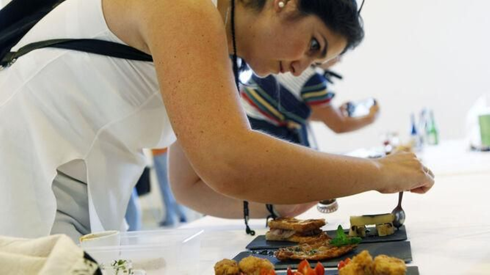 Una hostelera prepara una de las tapas con las que participó en una anterior edición del concurso