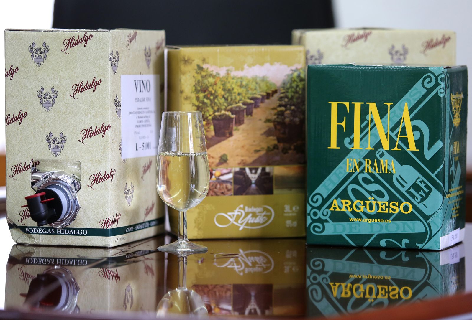 Algunos productos 'bag in box' de manzanilla  de diversas casas de Sanlúcar. /Pascual