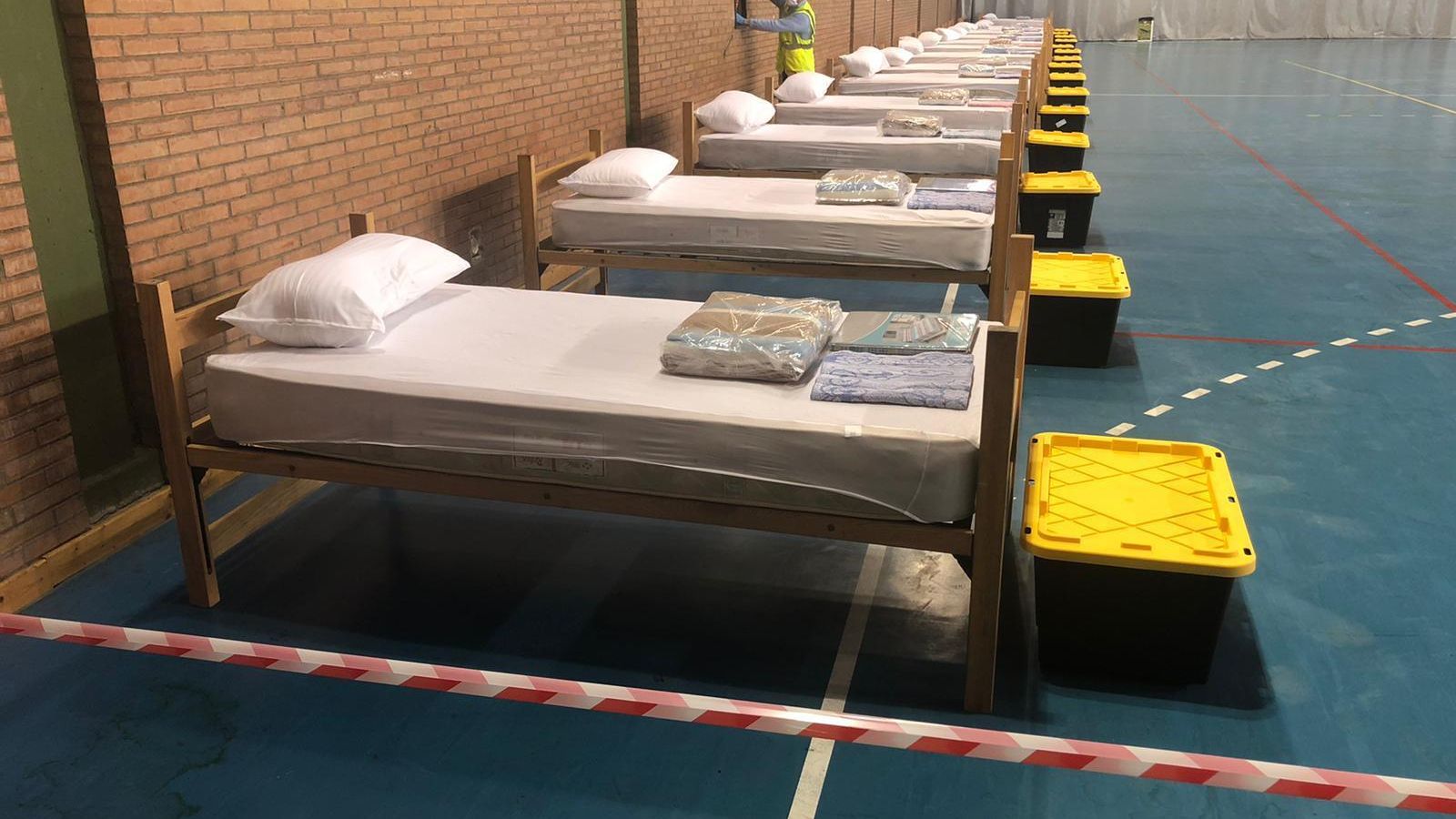 Uno de los polideportivos acondicionados para las personas sin hogar.