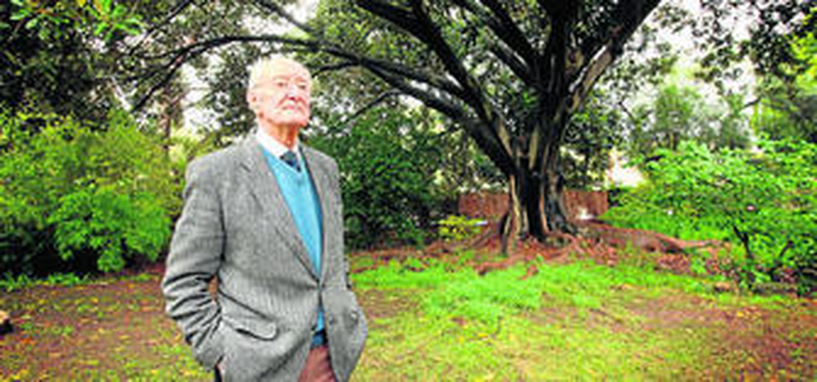 El bodeguero jerezano, Mauricio González Gordon, en el jardín de su casa.