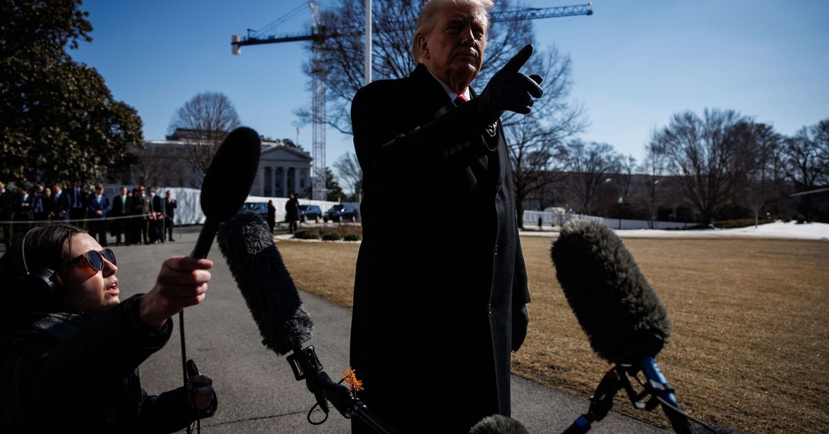 Trump suaviza las sanciones al petróleo venezolano y amplia operaciones de Repsol