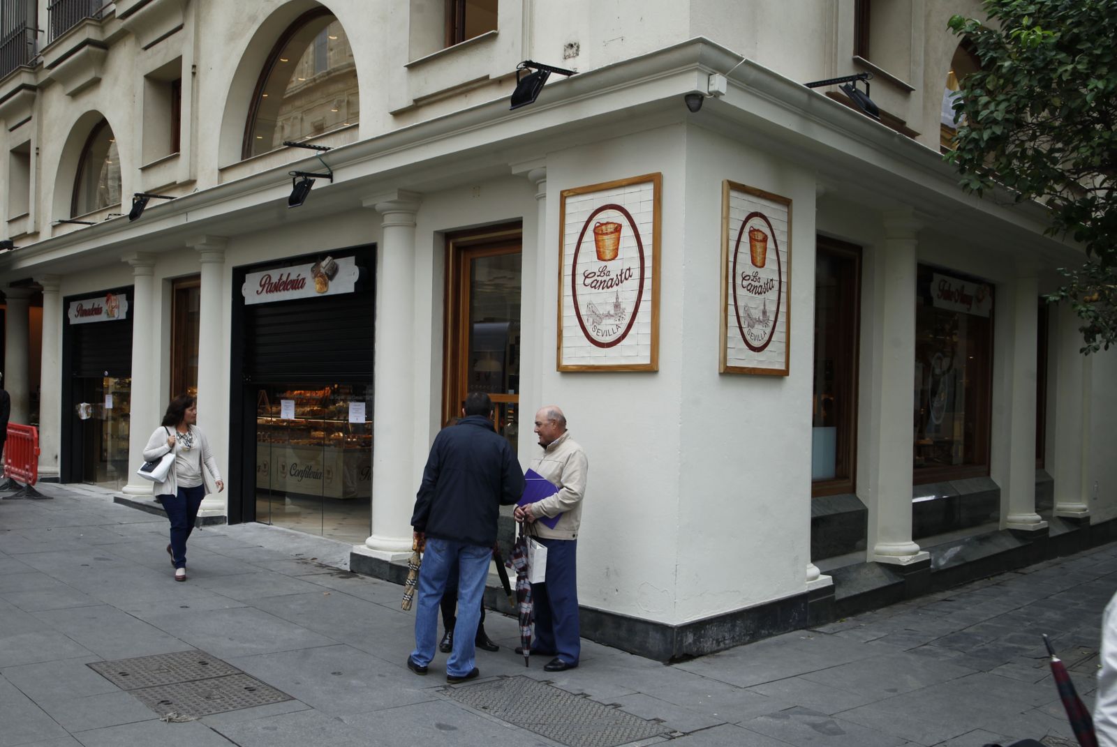 Vista exterior del establecimiento, situado junto a la catedral sevillana.