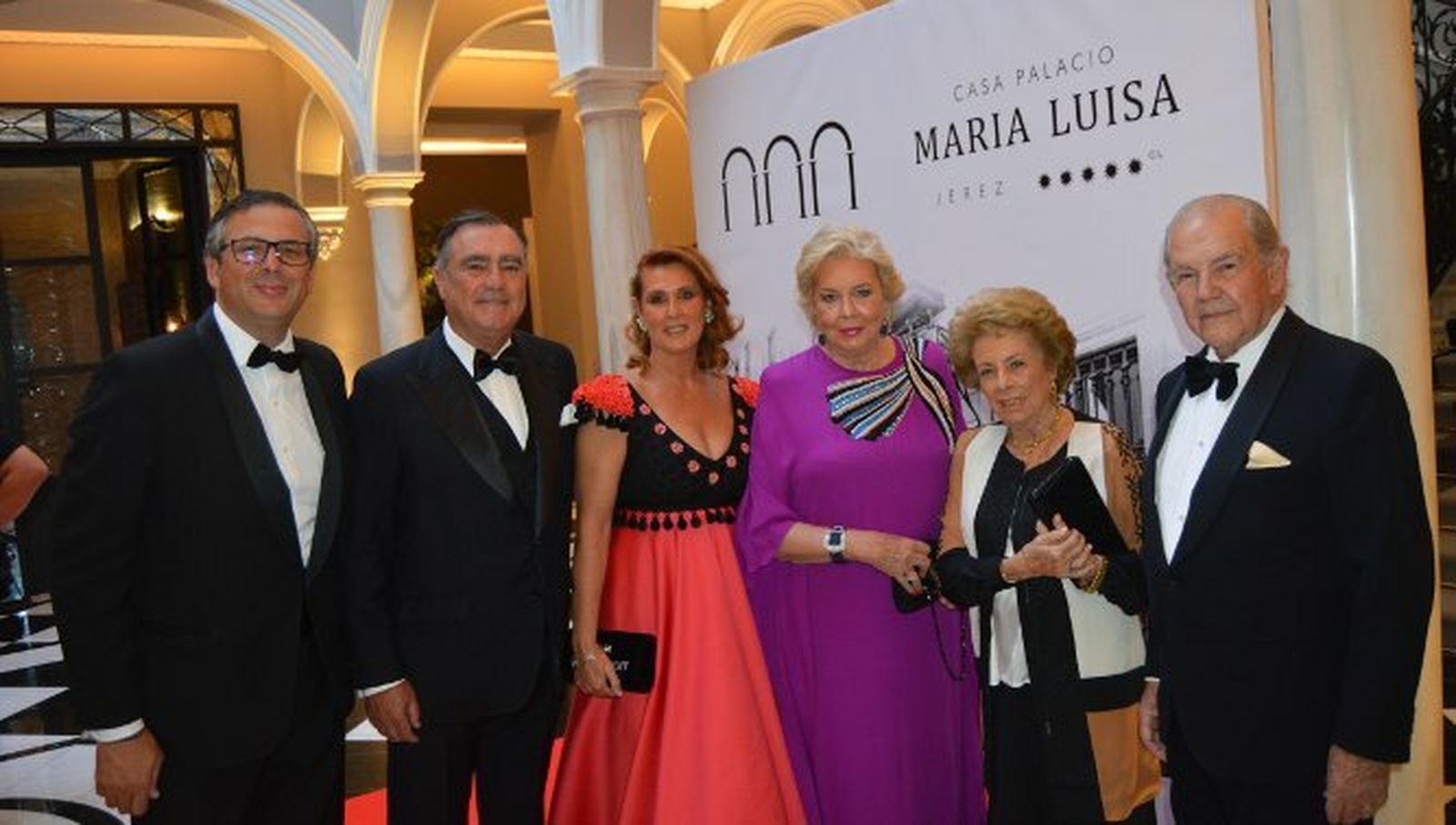 Borja Bohórquez, José Ramón Estevez, Marisa C. Azcárate, Mercedes Domecq y los marqueses de Las Palmas, durante la fiesta de gala.
