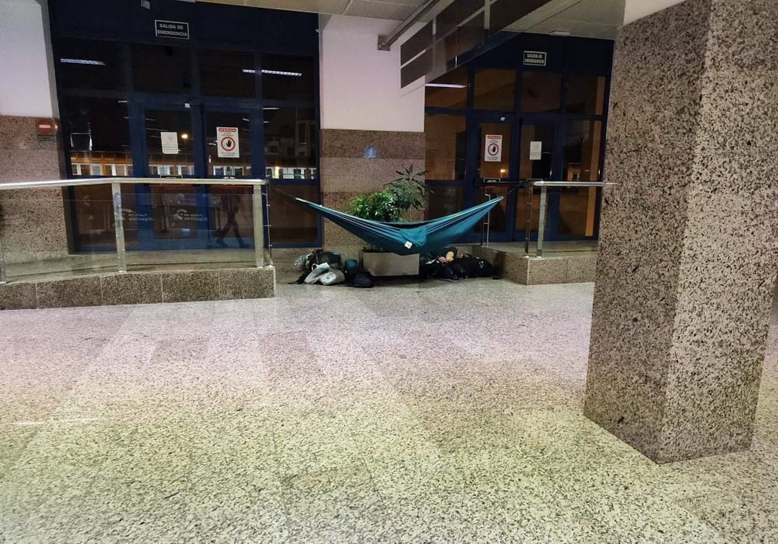 Un persona durmiendo en la estación marítima del Puerto de Algeciras.