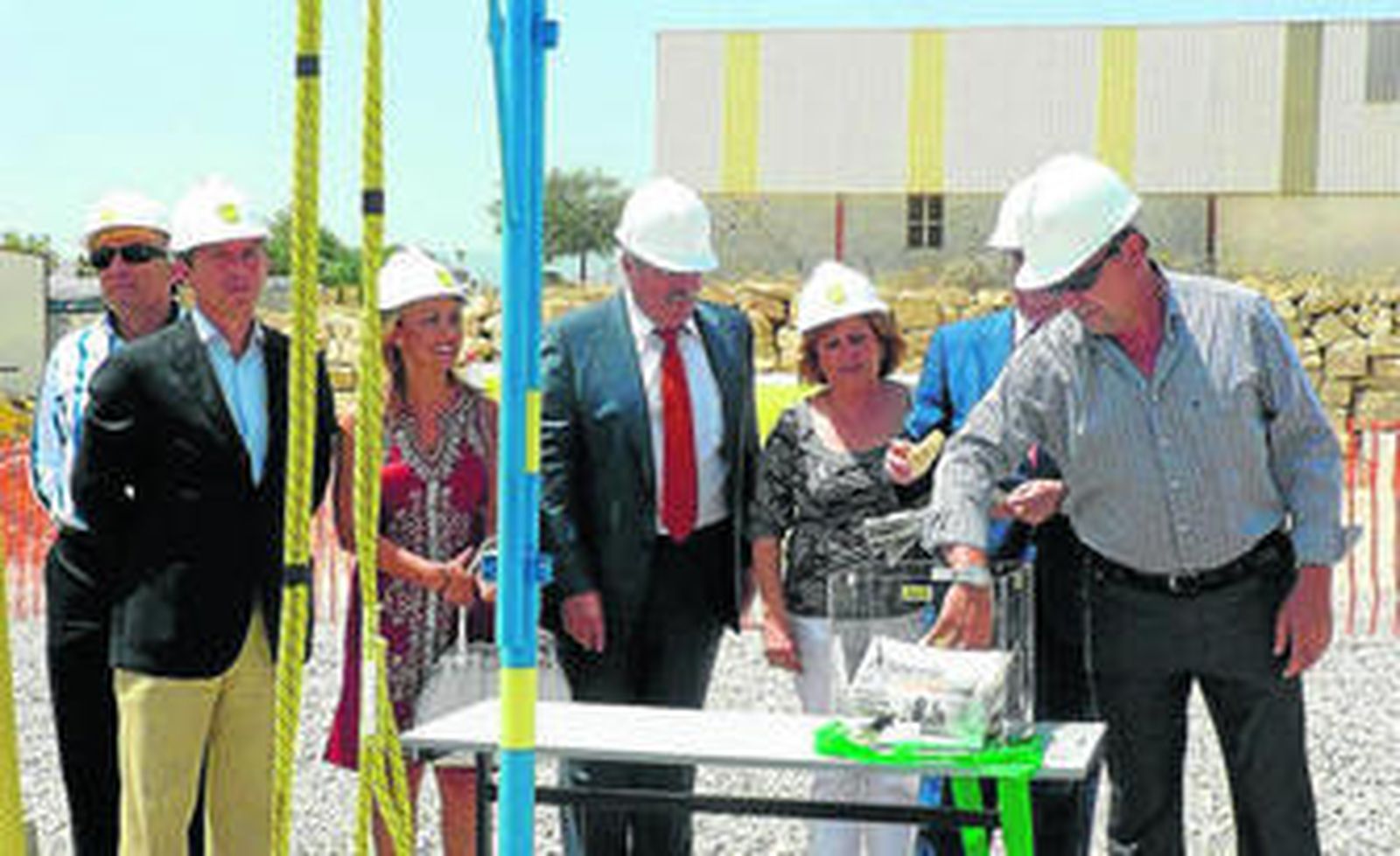 Imagen de la puesta de la primera piedra de la nueva sede de la Escuela del Mármol, en noviembre de 2008.