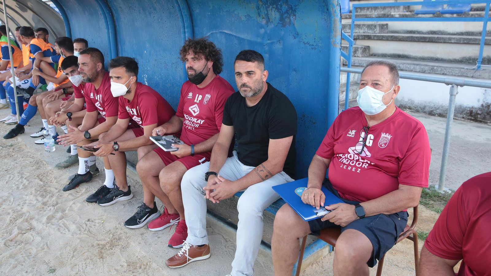 Fajardo, en el  banquillo del Pedro Garrido junto a su cuerpo técnico.