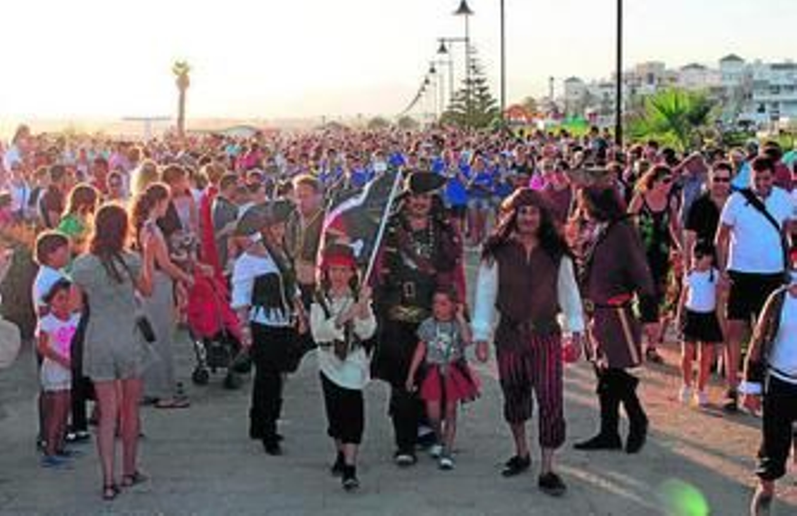 Recorrido de piratas y público por el paseo marítimo, hasta las dársenas del puerto deportivo.