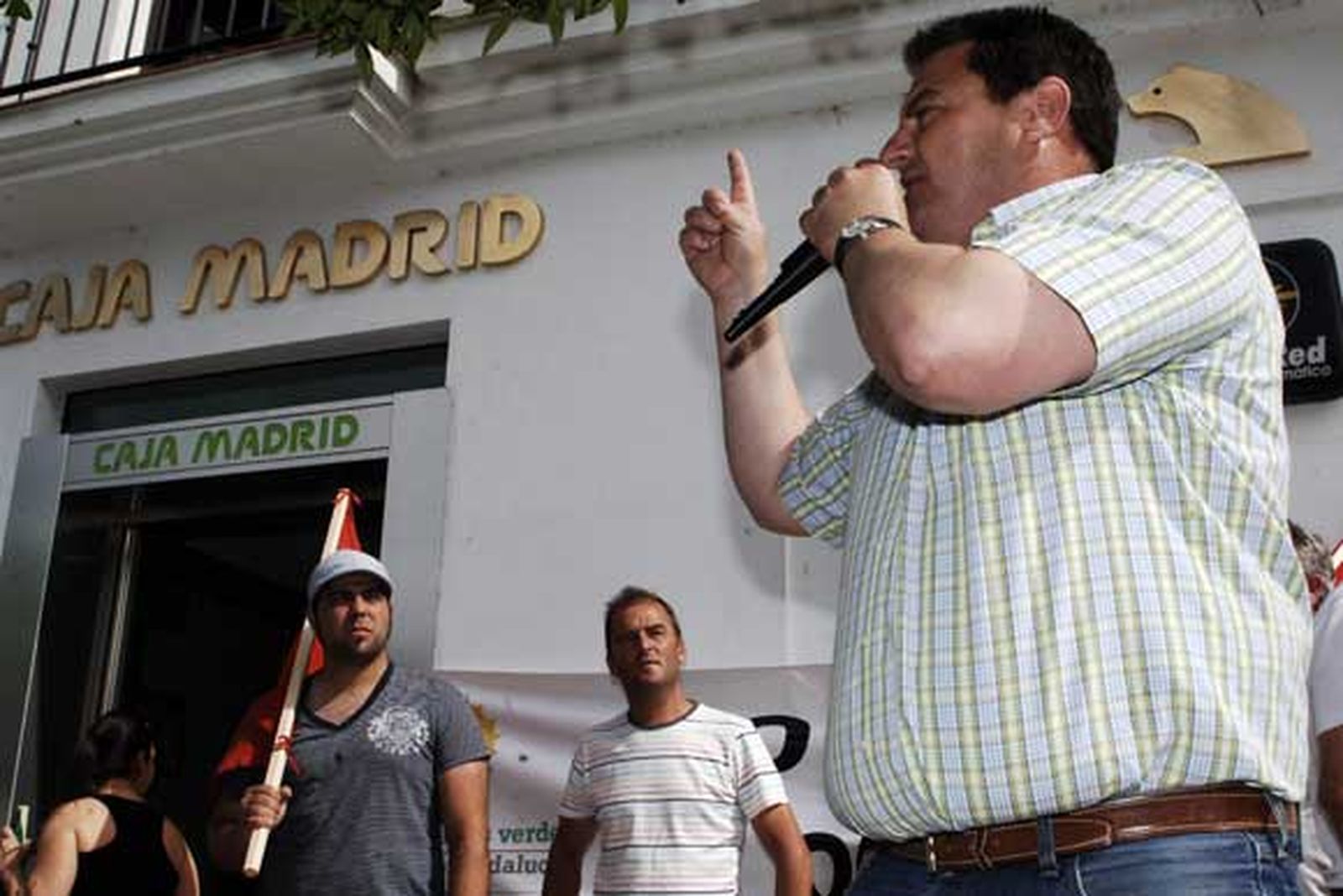 El SAT y vecinos de Espera toman una sucursal de Bankia en Arcos