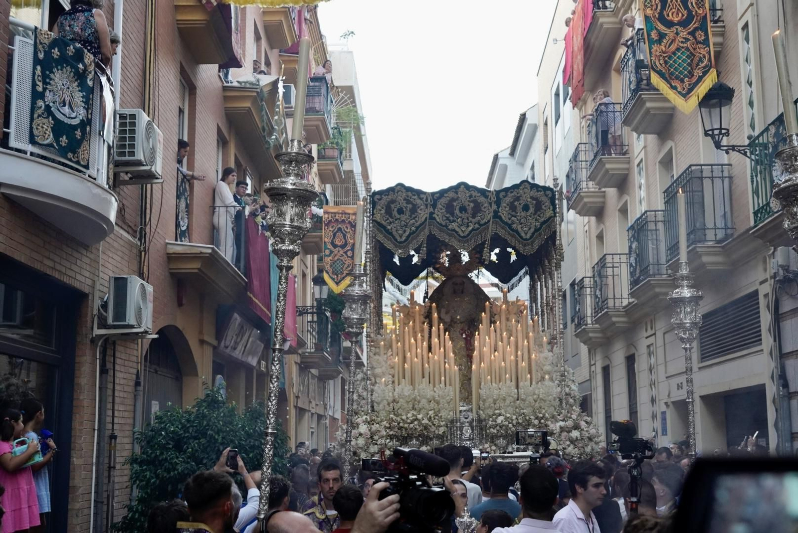 Imágenes de la procesión extraordinaria de la Virgen de la Esperanza por las calles de Huelva