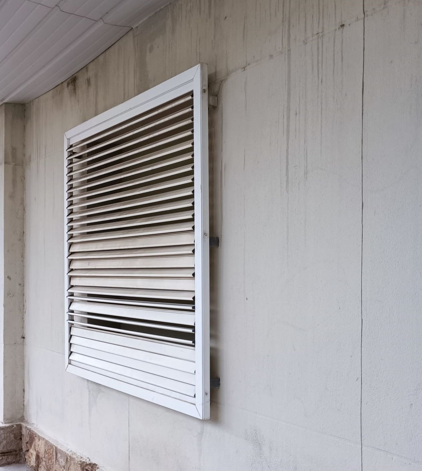 Las imágenes de los desperfectos y roturas denunciados en Urgencias de Huelva