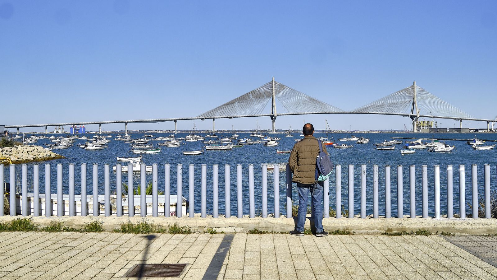 Embarcaciones fondeadas en aguas de la Bahía ante el Club Náutico Alcázar.