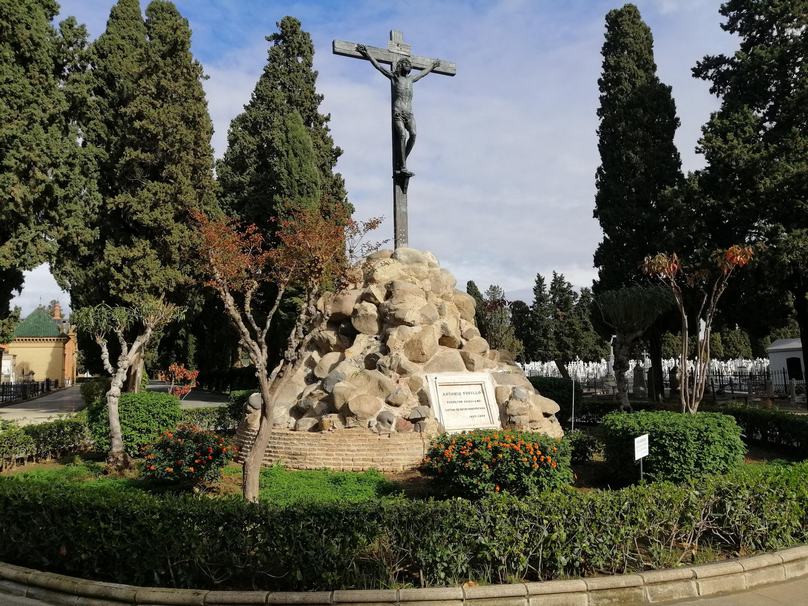 Panteones y tumbas de personajes conocidos