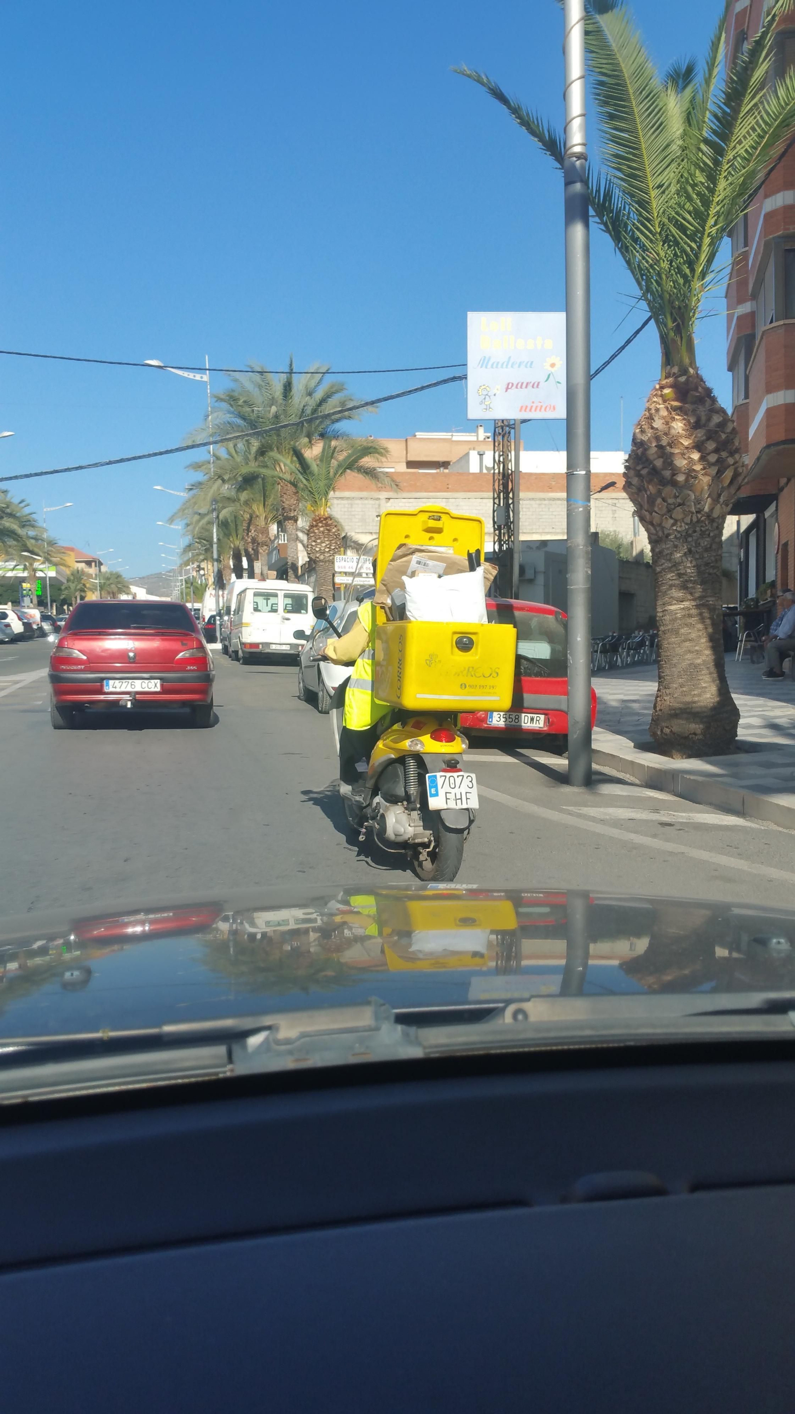 Los paquetes se amontonan en las dependencias de las oficinas de Correos en épocas navideñas.