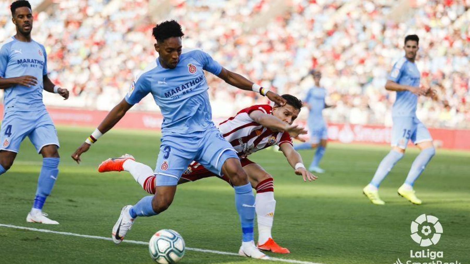 Corpas va al suelo en un lance con Mojica