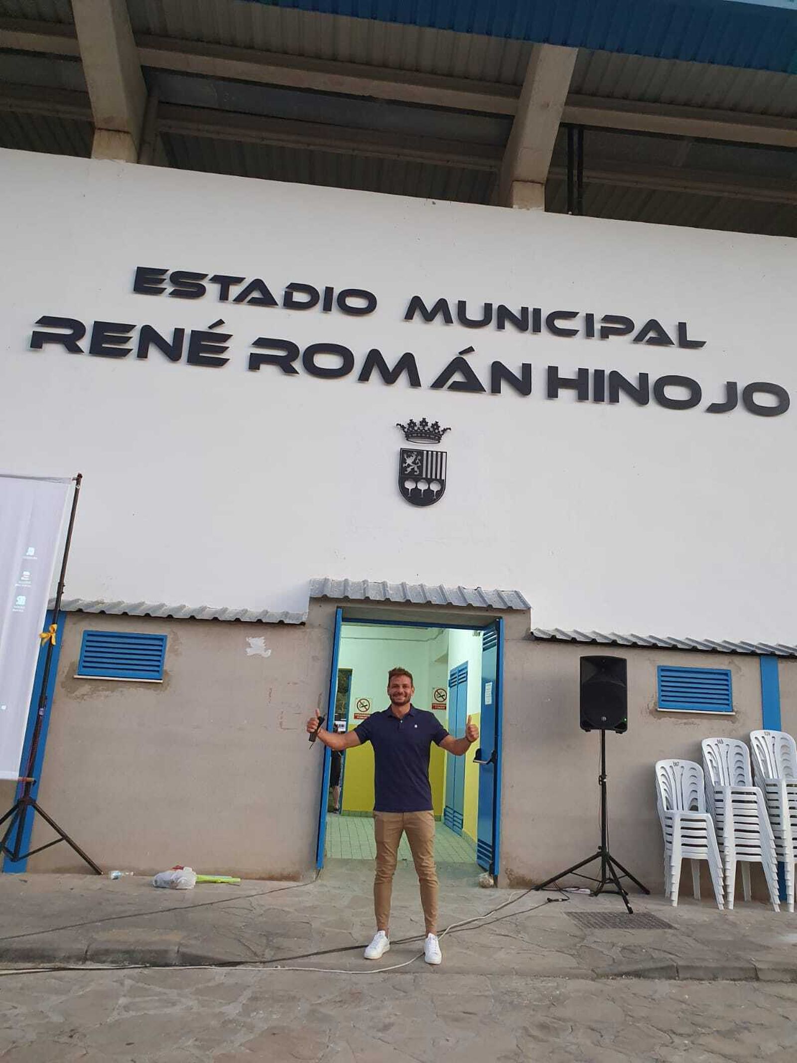 René, ante su estadio.