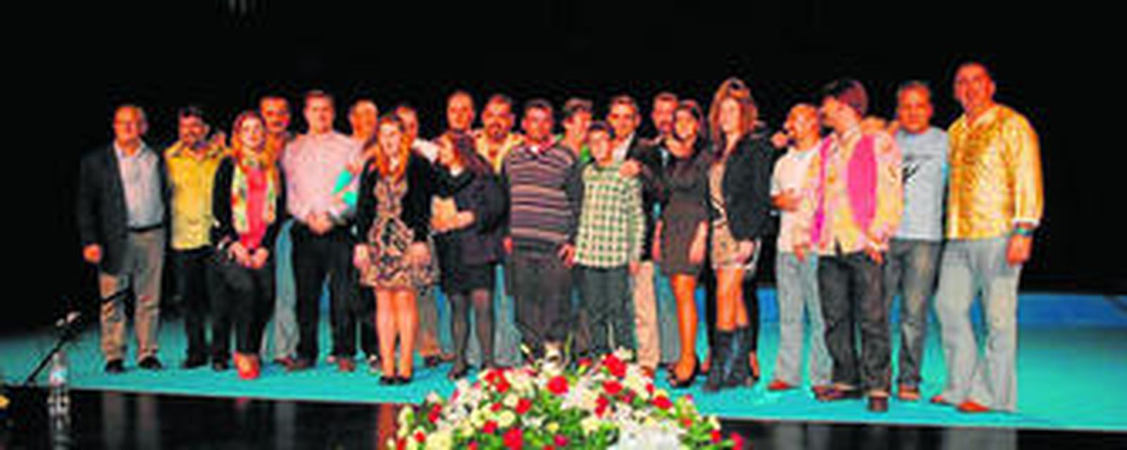 Los ediles del equipo de Gobierno de Macael y responsables de la Fundación Los Carriles posaron con los integrantes de la chirigota.