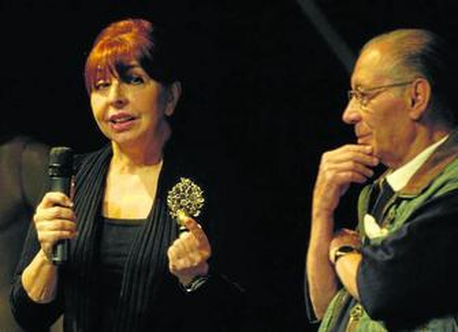 María Asunción Mateo, viuda de Alberti, ayer con Távora en el cumpleaños del poeta.