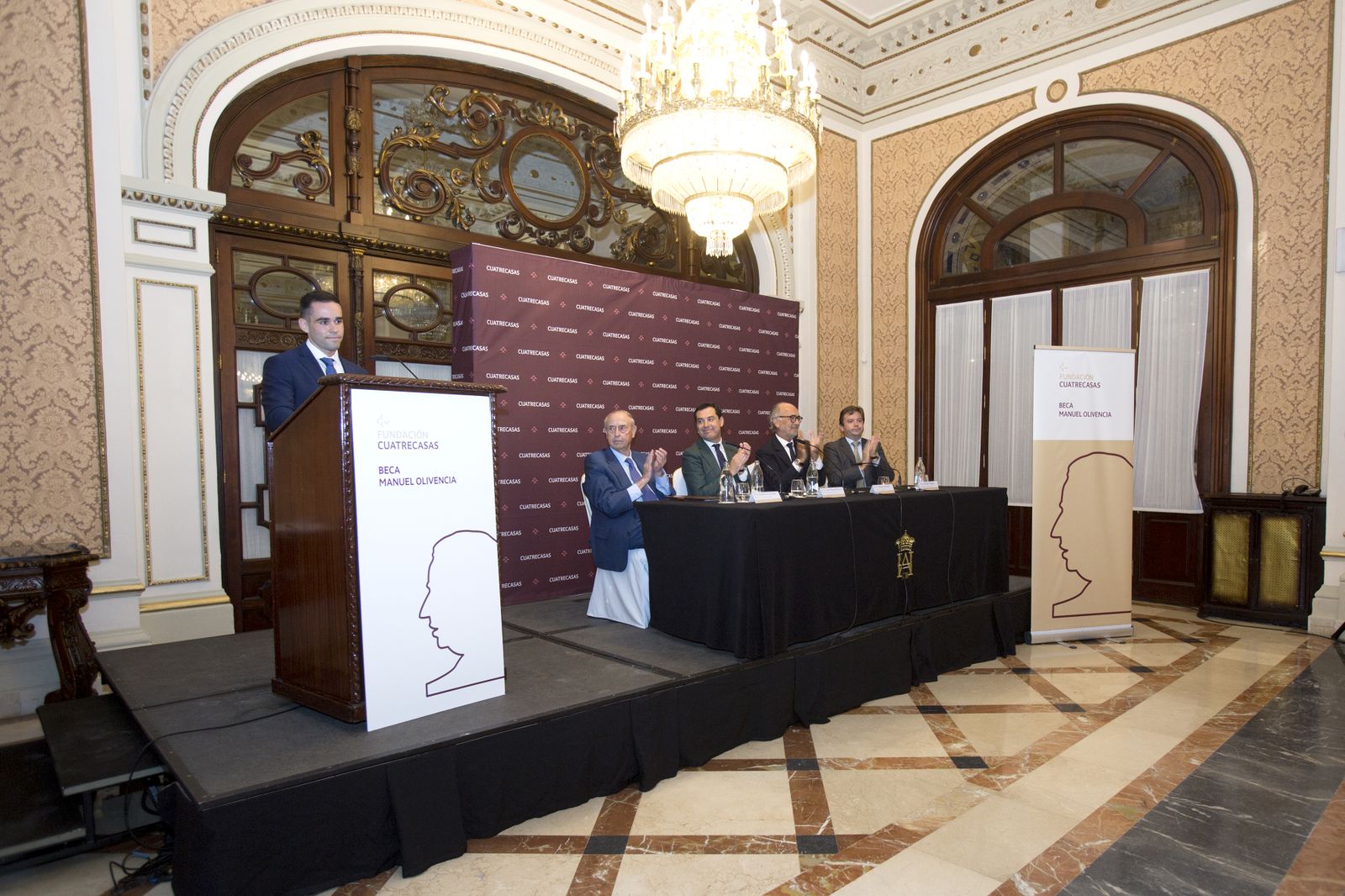 Las imágenes de la entrega de la Beca Manuel Olivencia