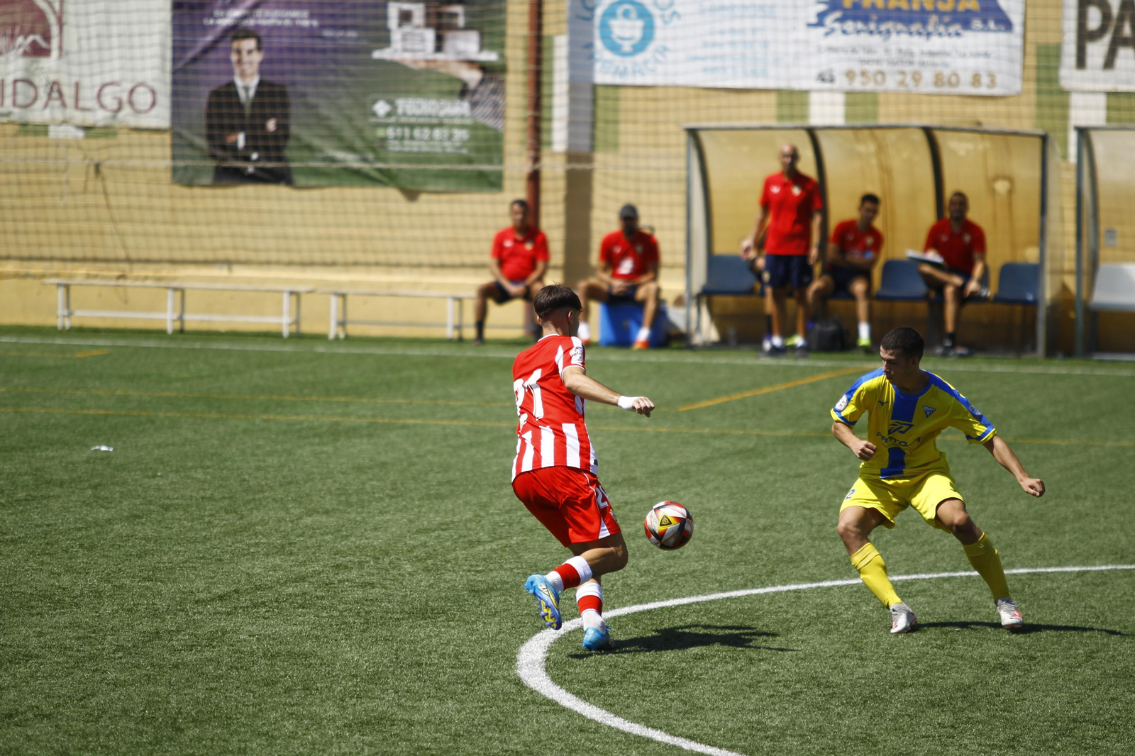 Un jugador rojiblanco trata de controlar un balón durante un encuentro en casa de este curso.