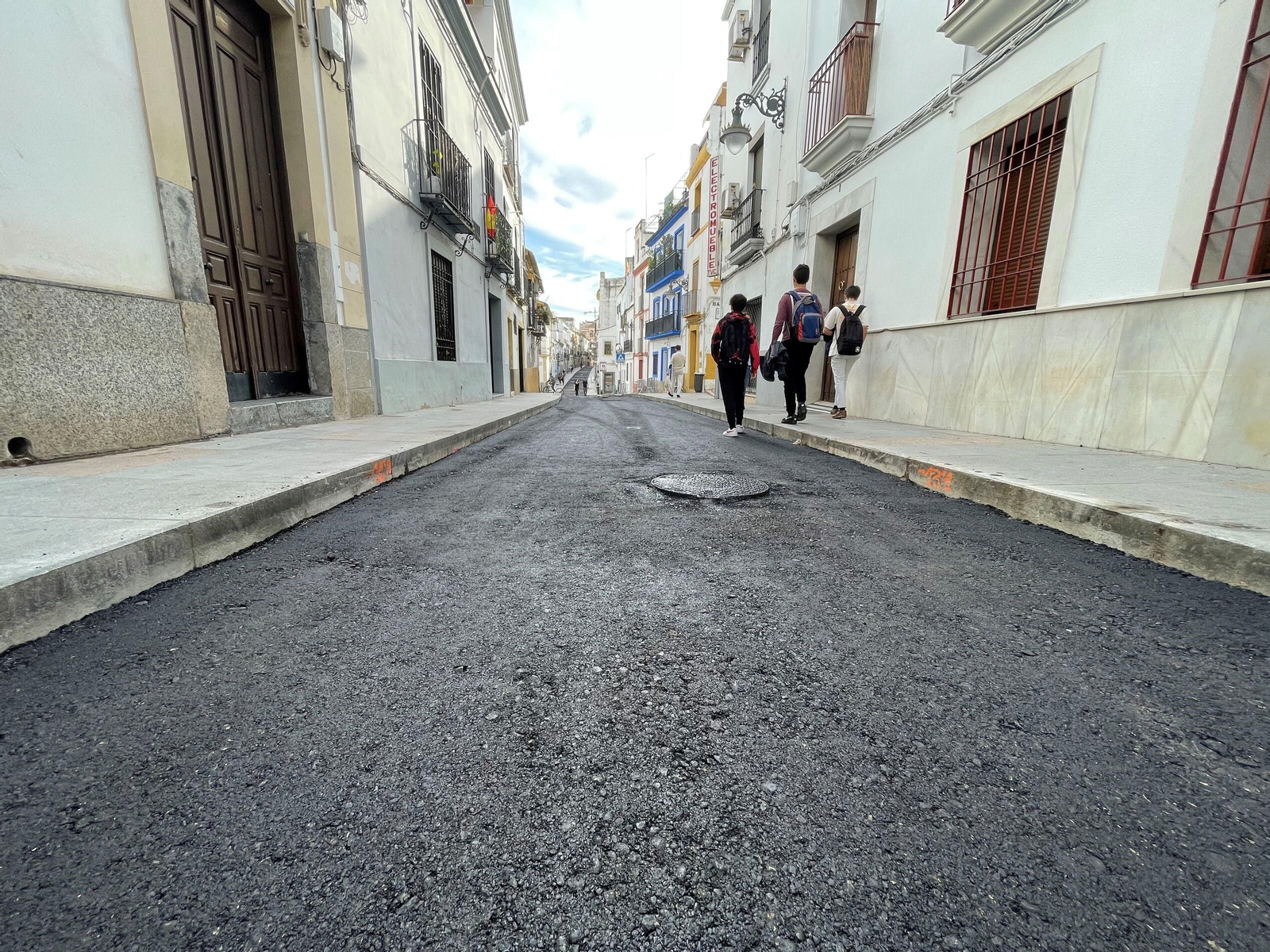 La calle Alfaros tras su primera fase de obras, en imágenes