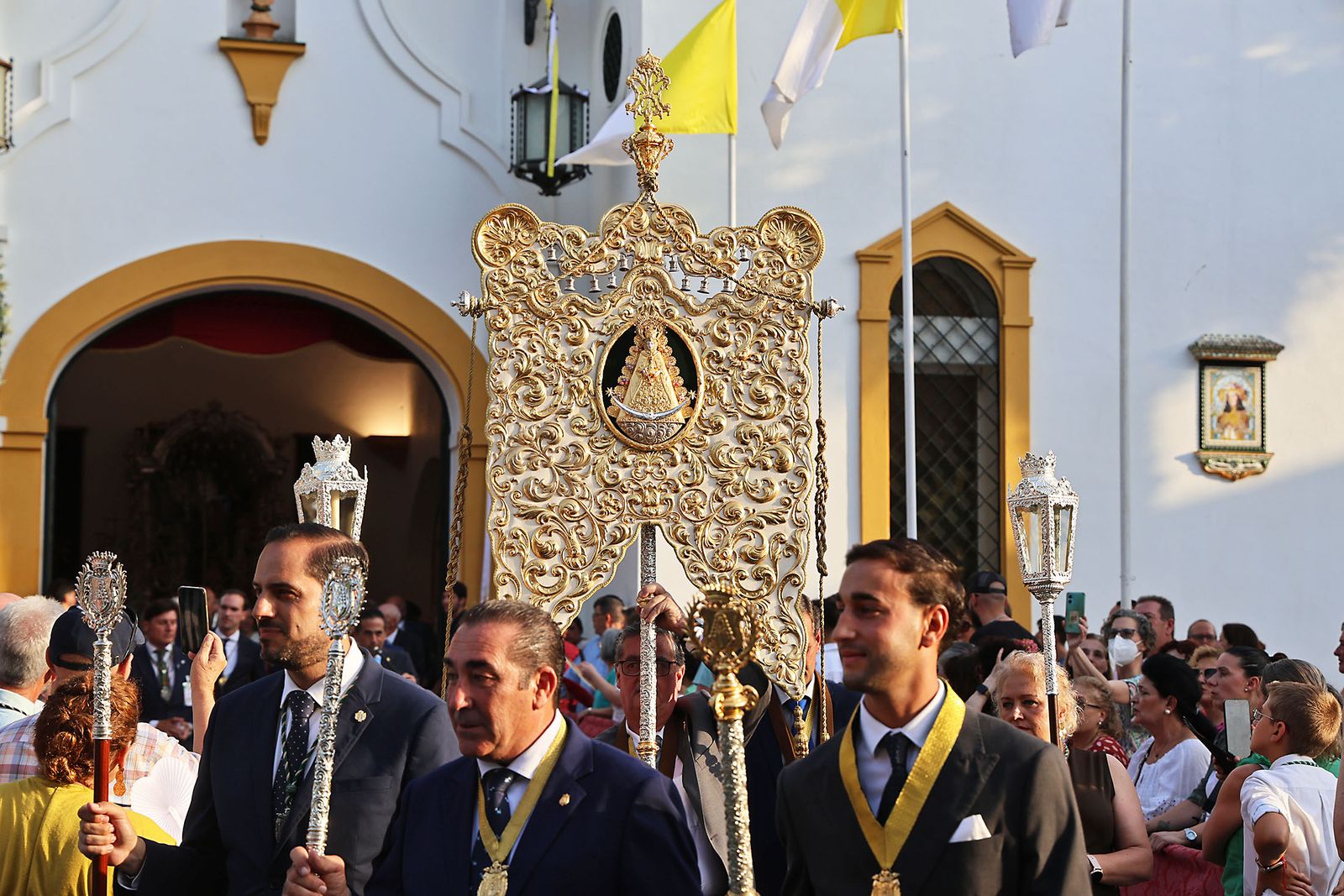 Imágenes del Rosario Jubilar rociero celebrado por las 25 hermandades filiales de la Matriz de Almonte en La Merced
