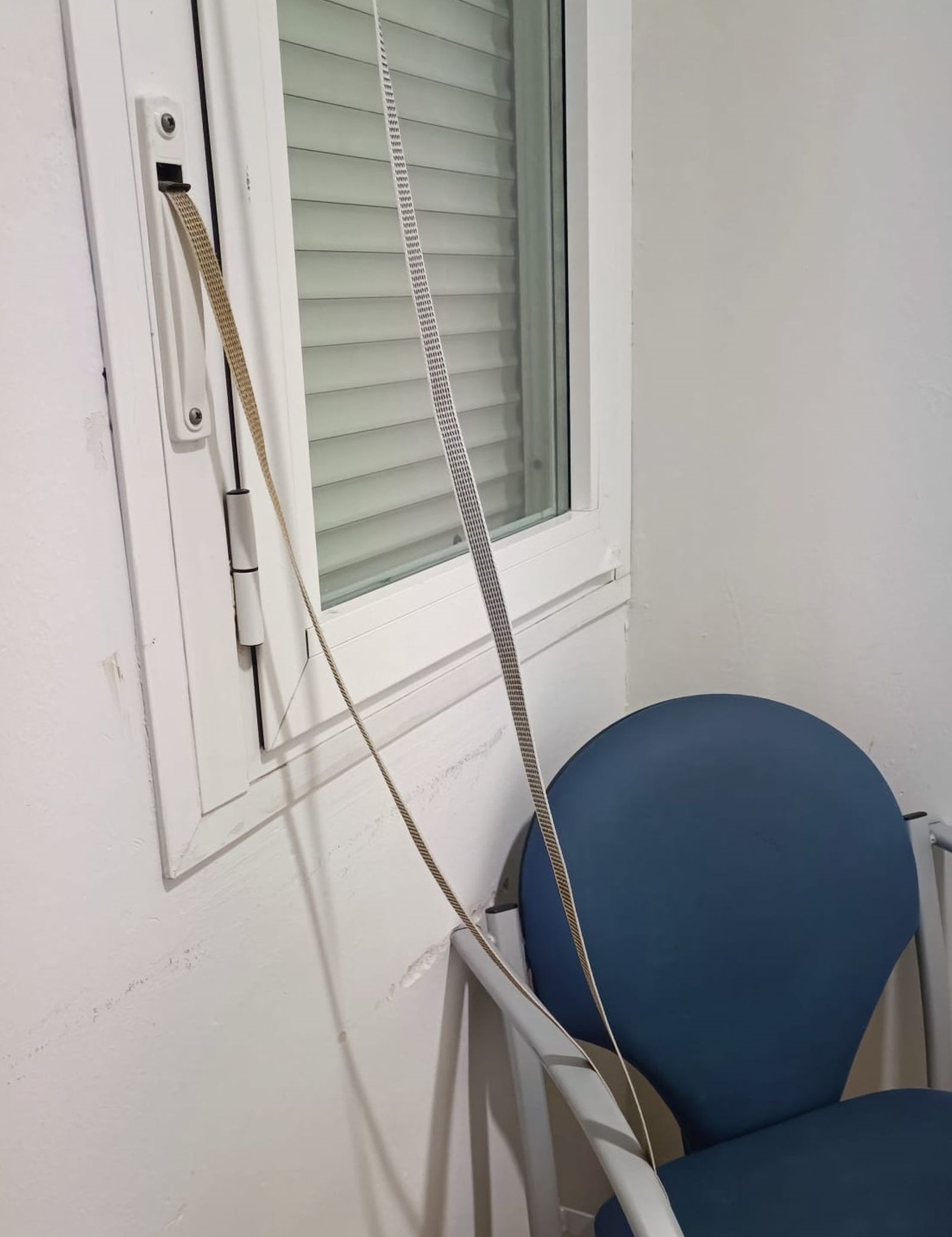 Las imágenes de los desperfectos y roturas denunciados en Urgencias de Huelva